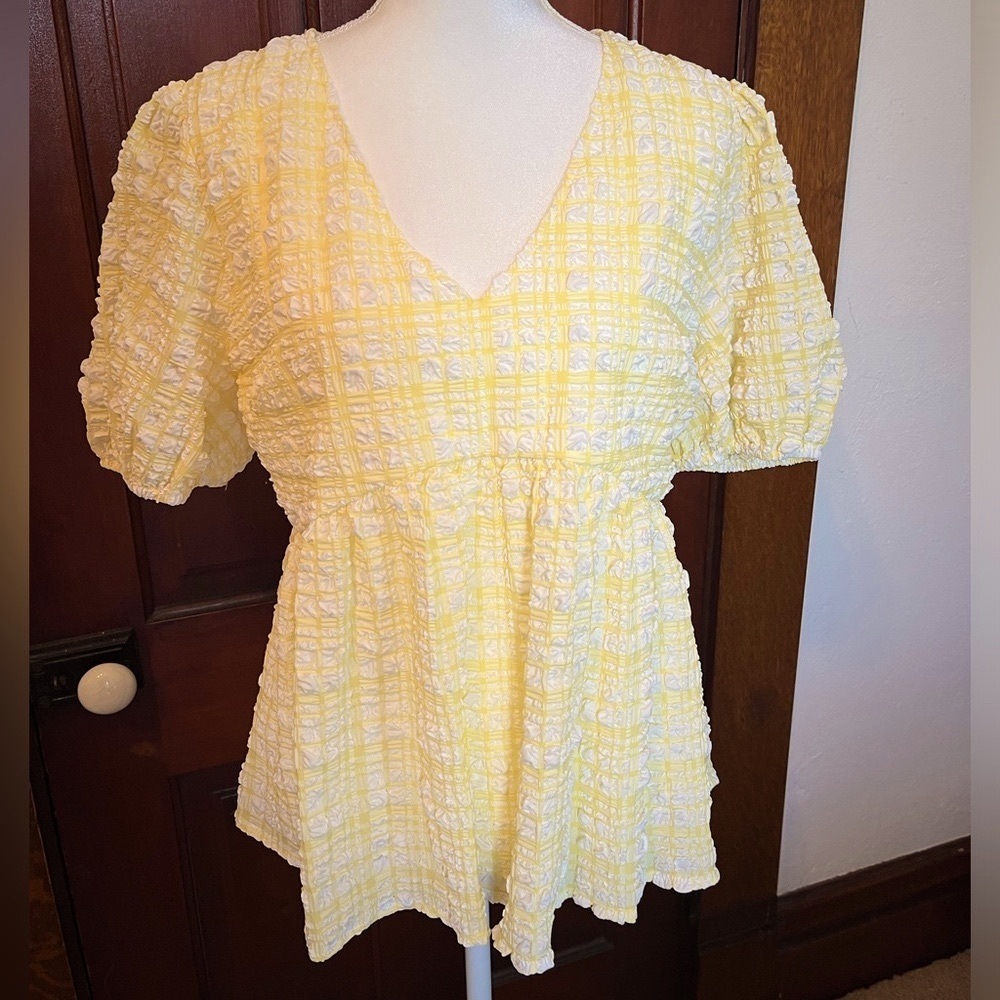 Seersucker summer lined top with elastic sleeves puffy sleeves.